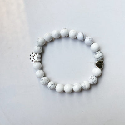 Handgefertigtes Pfoten Naturstein Armband mit Herz Charm