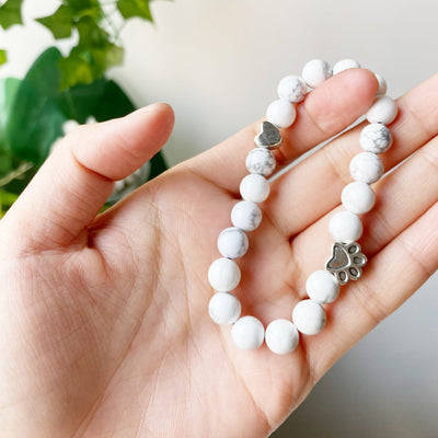 Handgefertigtes Pfoten Naturstein Armband mit Herz Charm