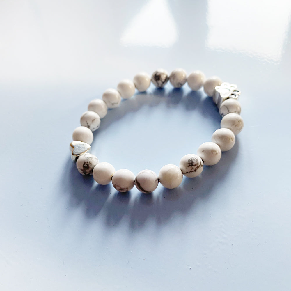 Handgefertigtes Pfoten Naturstein Armband mit Herz Charm