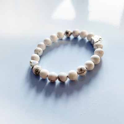 Handgefertigtes Pfoten Naturstein Armband mit Herz Charm