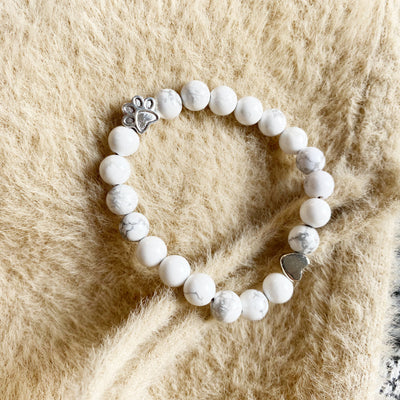 Handgefertigtes Pfoten Naturstein Armband mit Herz Charm