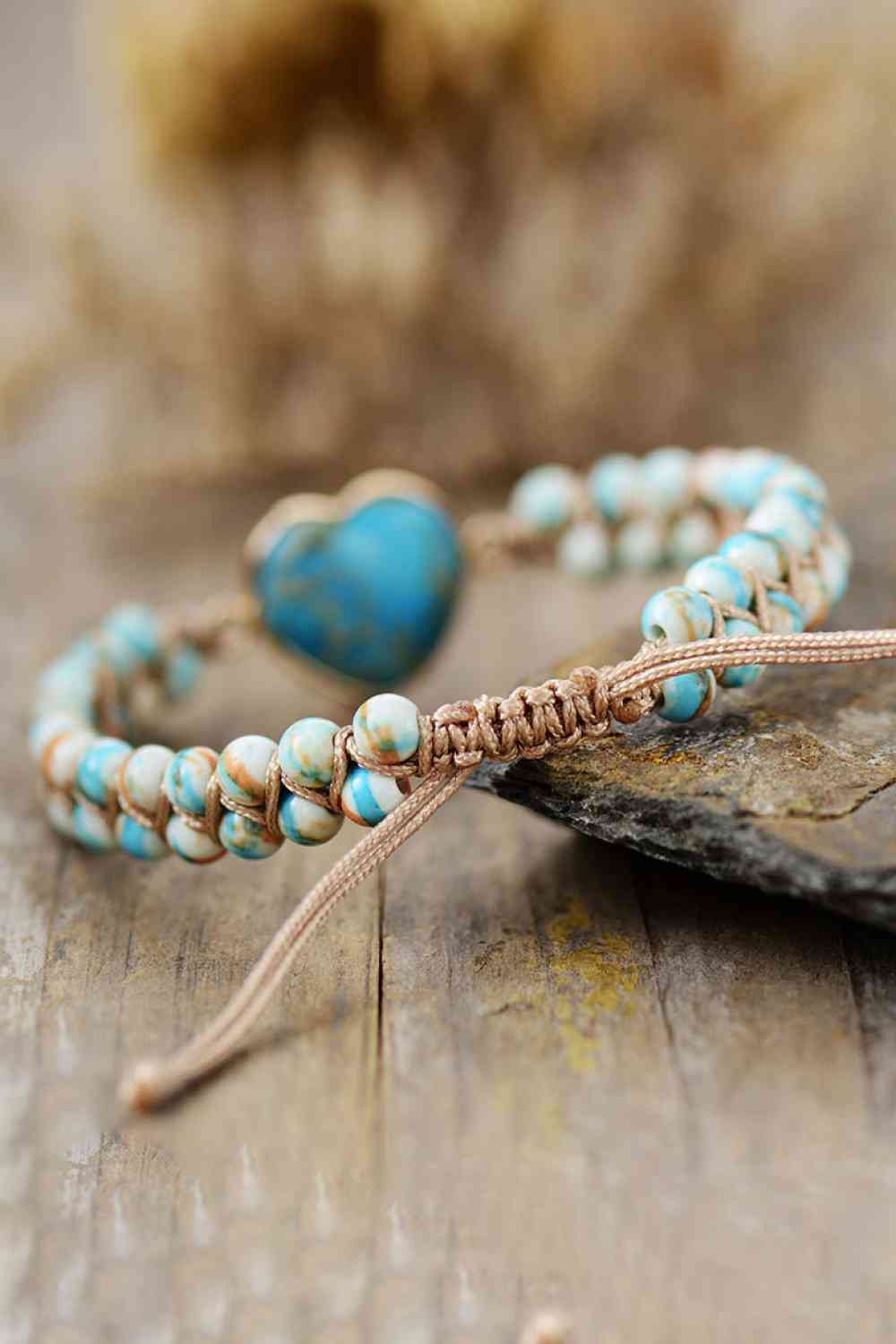Handgefertigtes Armband mit Naturstein in Herzform