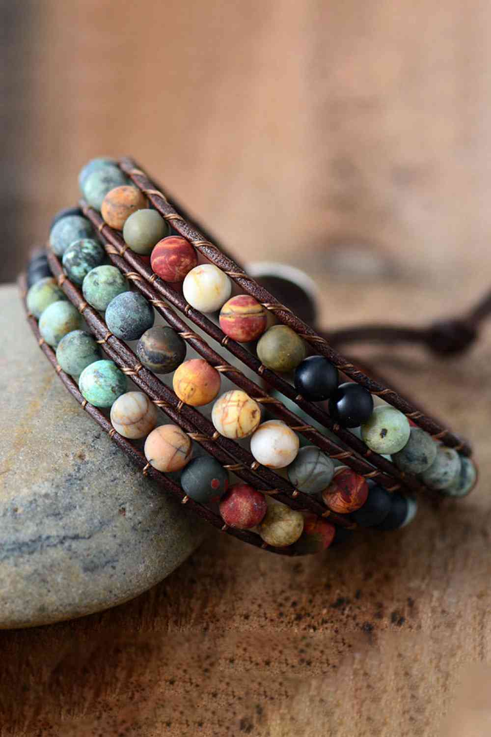 Handgefertigtes dreilagiges Armband mit Achat- und Kiefernholzperlen