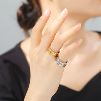 Breiter Edelstahlring mit Hundemotiven – Graviertes Design für Damen