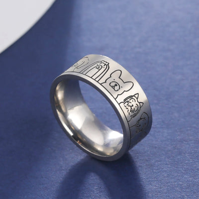 Breiter Edelstahlring mit Hundemotiven – Graviertes Design für Damen