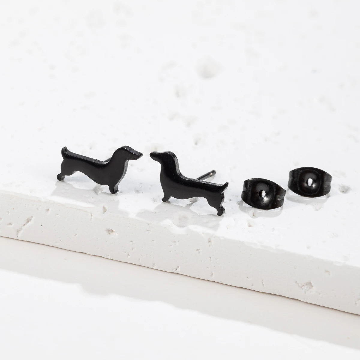 Dackel Ohrstecker – Minimalistische Hunde-Ohrringe aus Metall