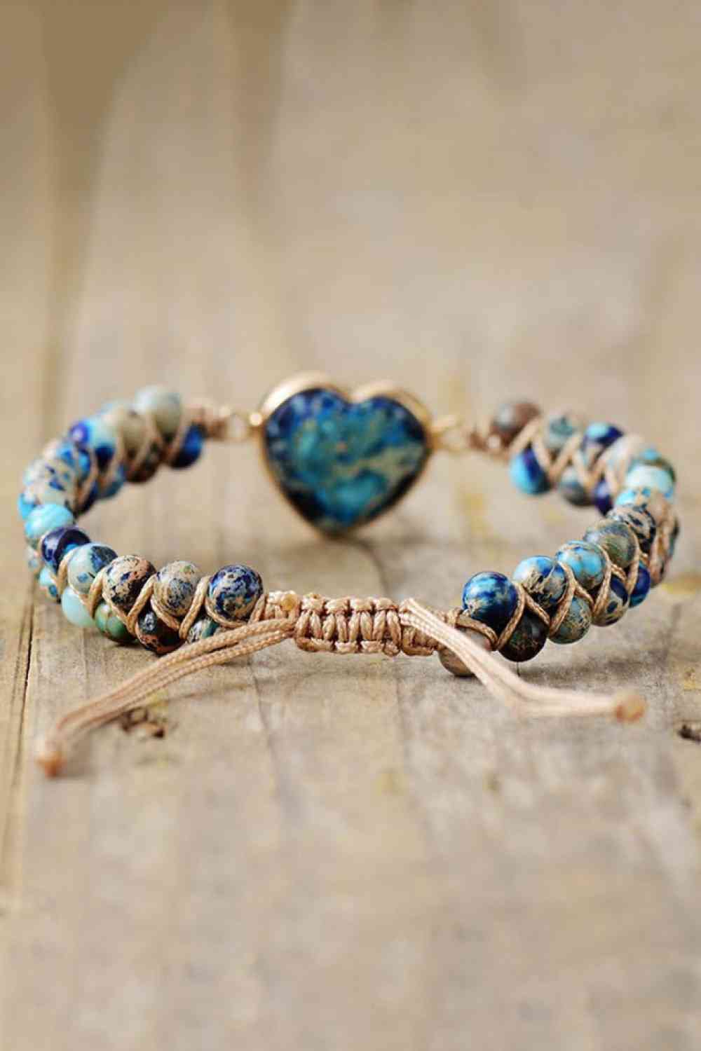 Handgefertigtes Armband mit Naturstein in Herzform