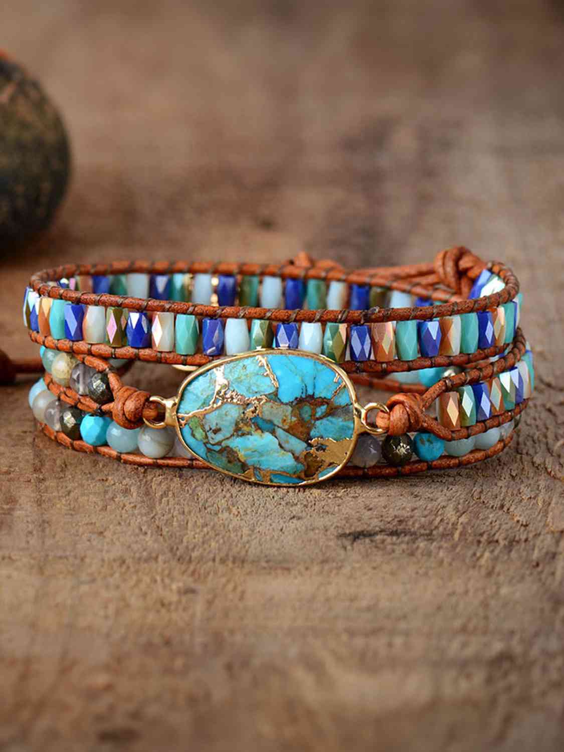 Dreilagiges Armband aus Natursteinen